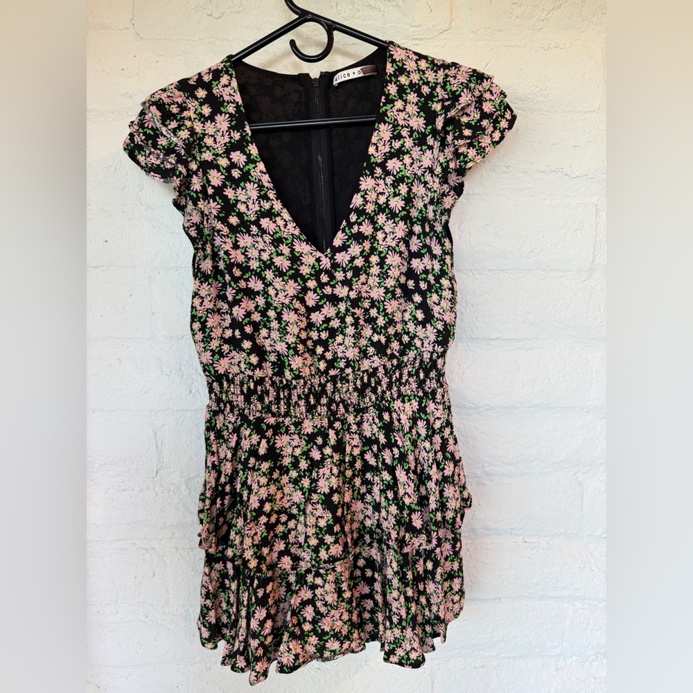 Alice Olivia Women Mariska Floral Ruffle Romper V Neck Short Sleeve Size 6 Black